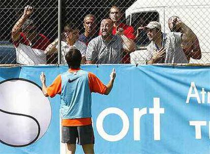 El capitán David Albelda se encara con los ultras