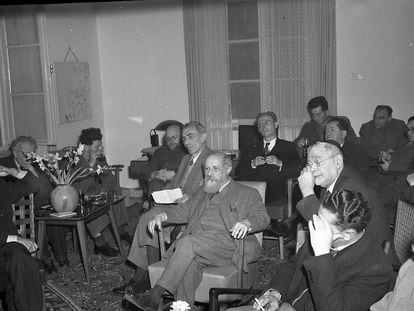 El filósofo Martin Buber, en el centro, retratado en 1949.