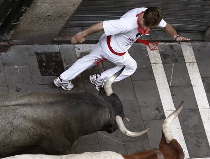 La manada de la ganadería de José Escolar Gil durante el tercer encierro de San Fermín 2016.