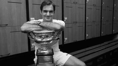 Federer posa con su trofeo en el vestuario de Melbourne Park.