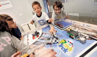 Varios alumnos en el Lego Innovation Studio del Liceo Europeo.