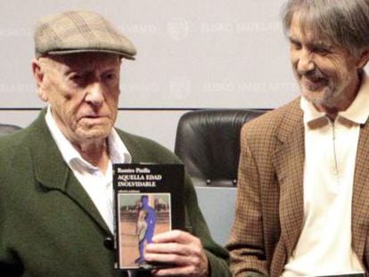 Ramiro Pinilla (izquierda) junto a Ram&oacute;n Saizarbitoria en noviembre de 2013 en la presentaci&oacute;n de los Premios Euskadi. 