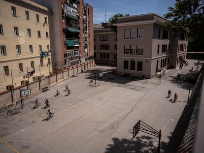 Patio del colegio publico Ermita del Santo en el barrio de Puerta del Ángel, en Madrid, este lunes.