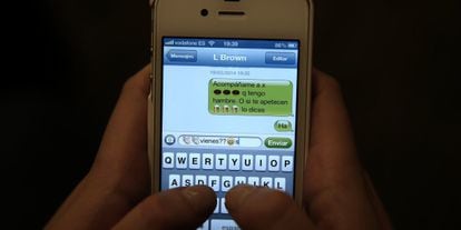 Un ejemplo de uso de un sistema de mensajería instantánea con un móvil.