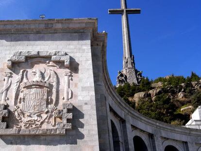 Escudo franquista en la basílica del Valle de los Caídos. En vídeo, el Supremo deniega las medidas cautelares pedidas por la familia Franco porque todavía no hay orden de exhumación.