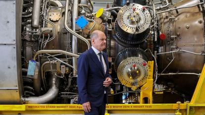 Olaf Scholz junto a la turbina del Nord Stream 1, este miércoles en Mülheim an der Ruhr.