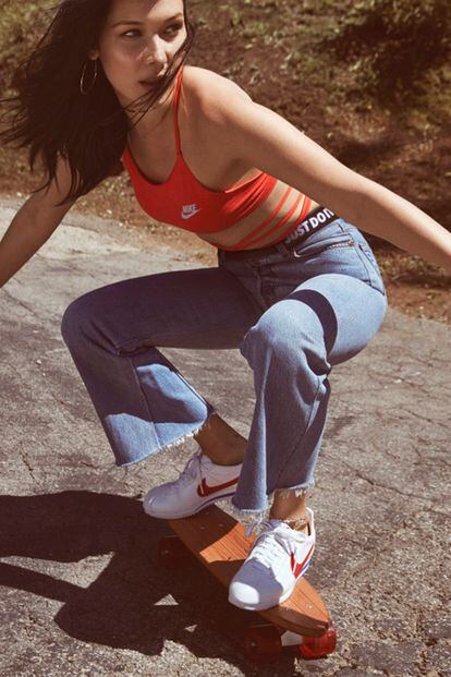 Bella Hadid rinde homenaje a la sesión en la nueva campaña de Nike demostrando que el look de Farrah aún podríamos llevarlo hoy (y que las Cortez son las zapatillas más codiciadas del momento).