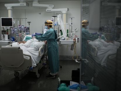 Unidad de Cuidados Intensivos para pacientes de covid-19 del hospital de la Santa Creu i Sant Pau de Barcelona, el 28 de octubre.