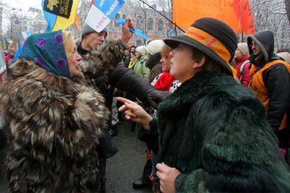 Partidarios de Yúshenko y de Yanúkovich se enfrentan en las calles de Kiev.