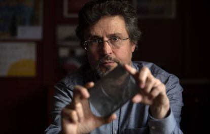 El profesor Sánchez Vigil, con una placa del archivo del capitán médico Bosch.