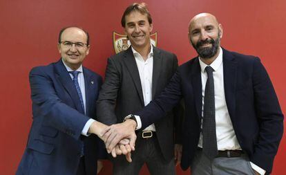 El presidente José Castro (izquierda), junto a Julen Lopetegui (centro) y Monchi, director deportivo del Sevilla.