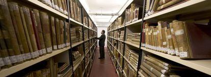 Estanterías del archivo y de la hemeroteca del Conde Duque.