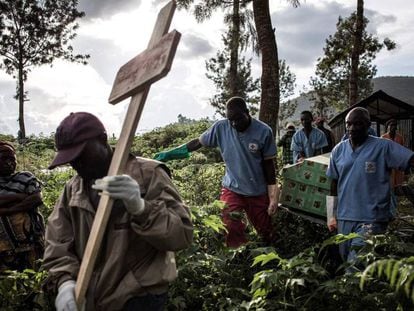 Trabajadores sanitarios trasladan el féretro de un muerto por ébola el pasado mayo en la República Democrática del Congo. 