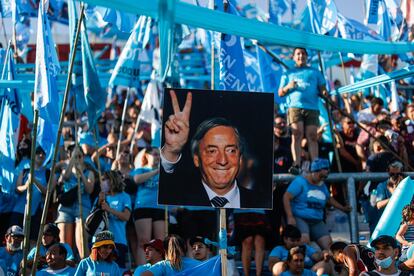 Hundreds of people pay tribute to President Néstor Kirchner, in Buenos Aires.