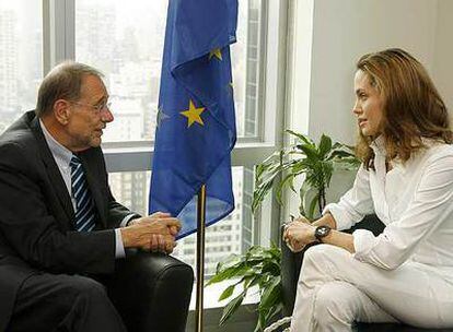Angelina Jolie habla ayer en Nueva York de cuestiones humanitarias con Javier Solana, alto representante de la UE para la Política Exterior.