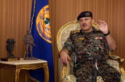 El general Yehya, jefe de las fuerzas de la Seguridad Central de Yemen, durante la entrevista en su despacho de Saná.