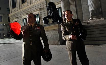 Los actores Jesús Castejón (a la izquierda, en el papel del teniente general Aramburu Topetei) y Juan Diego (como el general Armada), conversan a las puertas del Congreso en el rodaje de la película '23-F', en 2010.
