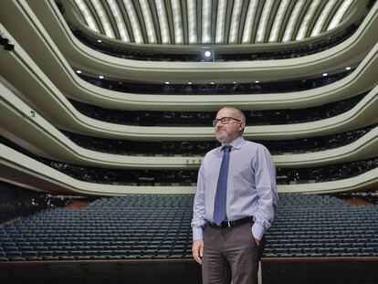 El nuevo director artístico del Palau de les Arts, Jesús Iglesias Noriega, en la sala central del recinto. 