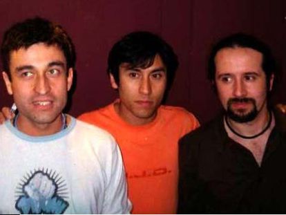 Los componentes de Los Prisioneros, Jorge González, Claudio Narea y Miguel Tapia, en 2001.