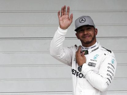 Hamilton celebra su pole en Brasil.