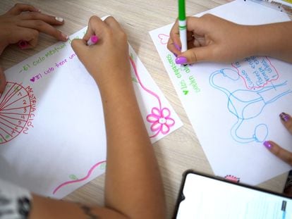 Niñas y adolescentes participan en un taller sobre educación menstrual en varias regiones de Medellín, Antioquia.