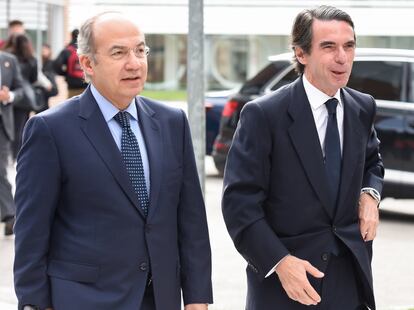 Felipe Calderón, camina con el expresidente español, José María Aznar, el 28 de abril de este año, en Madrid.
