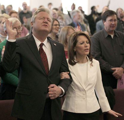 La candidata republicana Michele Bachmann y su marido Marcus asisten a un servicio religioso de la Iglesia del Jubileo Familiar, en Oskaloosa, Iowa.