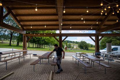 Preparação das instalações do Monte do Gozo, em Santiago de Compostela.