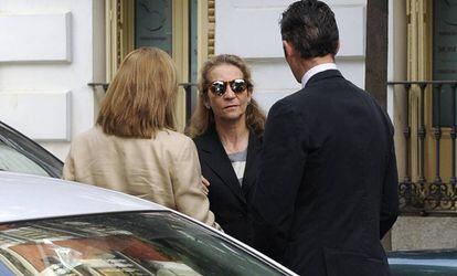 La infanta Elena, con su hermana Cristina y Urdangarin.