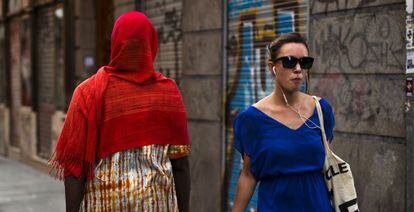 Dos mujeres caminan por una calle en Lavapi&eacute;s.