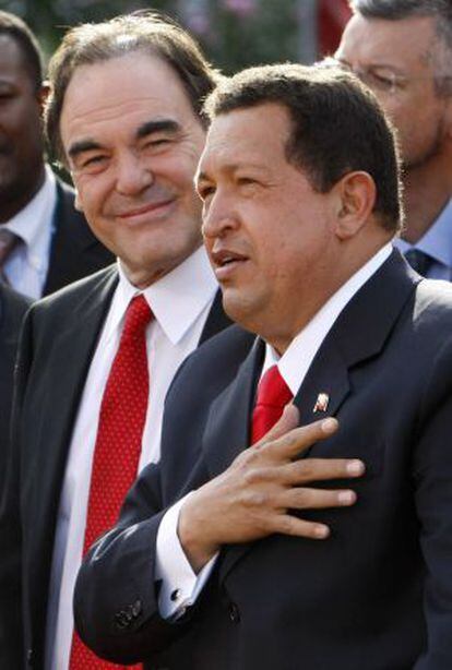 Oliver Stone y Hugo Chávez, en el Festival de Venecia de 2009.