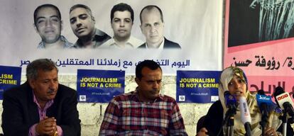 Una rueda de prensa a favor de los periodistas de Al Yazira, este jueves en la capital yemení Saná.
