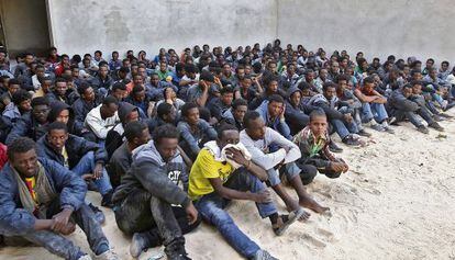 Inmigrantes en el centro de detenci&oacute;n de Zawiya (Libia), en mayo.