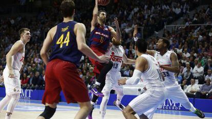 Navarro entra a canasta ante la defensa del Real Madrid.