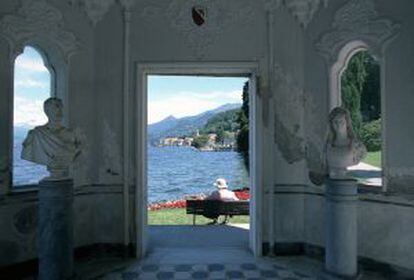 Vista del lago de Como desde el pabellón de Villa Melzi, en Bellagio (Italia).