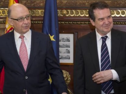 El ministro de Hacienda, Crist&oacute;bal Montoro, y el alcalde de Vigo y presidente de la FEMP, Abel Caballero.