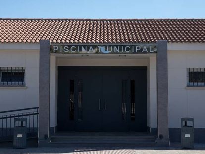 Puerta de acceso al complejo municipal de piscinas de Torrijos.