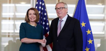 El presidente de la Comisión Europea, Jean-Claude Juncker, junto a la líder demócrata de la Cámara de Representantes (equivalente al Congreso de los Diputados) de EE UU.