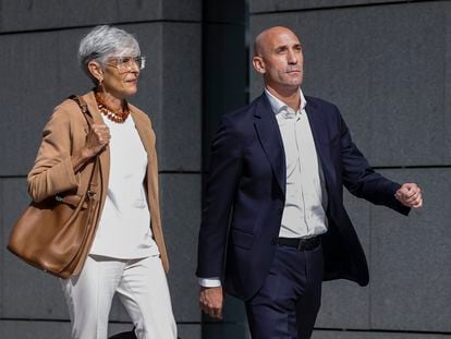 El expresidente de la Real Federación Española de Fútbol (RFEF) Luis Rubiales y su abogada, Olga Tubau, a su llegada a la Audiencia Nacional el pasado mes de septiembre.