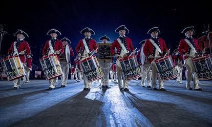 Miembros de la banda de música del ejército estadounidense 'Old Guard Fife and Drum Corps' participan en un ensayo para el festival de música militar 'Basel Tattoo' en Basilea (Suiza).