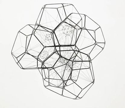 '3C 318/M', una estructura de metal cuyas partes se unen con hilo de pescar y cuerdas de poliéster y acero. De Tomás Saraceno. Pabellón 7.