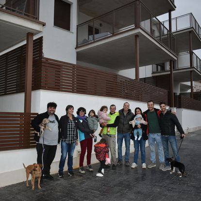 Nuevos vecinos de Letur (Albacete) junto a los pisos donde viven.