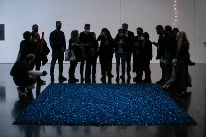 'Blue Placebo', de González-Torres, la instalación con caramelos envueltos en celofán azul que se puede ver en el Macba.