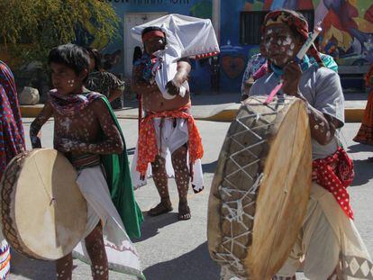 Músicos tarahumaras amenizan una fiesta en Ciudad Juárez (México).