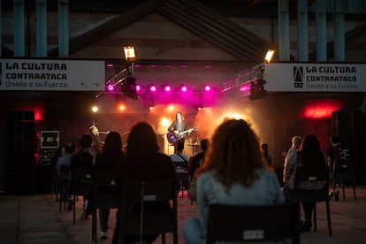Imagen del concierto de Rulo y la Contrabanda en el Palacio de festivales de Cantabria.