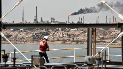 Imagen del pozo petrolero de la isla de Kharg en la costa de Ir&aacute;n. 