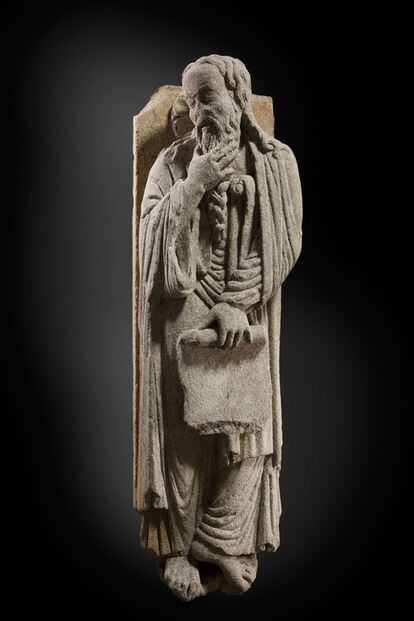 Elías o Enoc esculpido en granito por el Maestro Mateo.