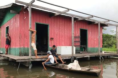 Vista de una casa a orillas del río Amazonas en la aldea de Punã.