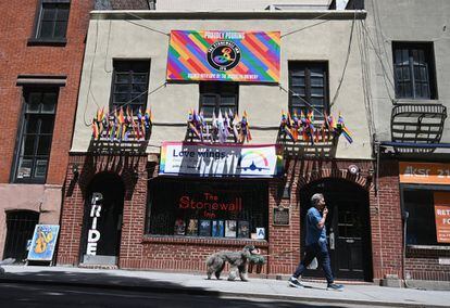 La sexta edición del <a href="https://2019-worldpride-stonewall50.nycpride.org/" target="_blank">World Pride (Fiesta Mundial del Orgullo Gay)</a> se celebra este año por todo lo alto en Nueva York. Porque fue en un bar neoyorquino, The Stonewall Inn, donde el colectivo LGBTI se rebeló contra una redada policial en la madrugada del 28 de junio de 1969, arrancando la lucha por sus derechos en Estados Unidos y, por extensión, en el mundo occidental. En 2019 se cumplen cincuenta años de aquellos disturbios, y la ciudad anuncia reivindicación, debate y <a href=" https://elviajero.elpais.com/elviajero/2019/05/30/actualidad/1559204895_336364.html" target="_blank">mucha fiesta durante el mes de junio.</a> Culminando todo con el gran desfile del día 30, que recorrerá la Quinta Avenida y acabará en Greenwich Village, pasando, cómo no, por el emblemático Stonewall Inn. En la image, el icónico bar neoyorquino The Stonwall Inn con una pancarta que conmemora los 50 años de los disturbios.