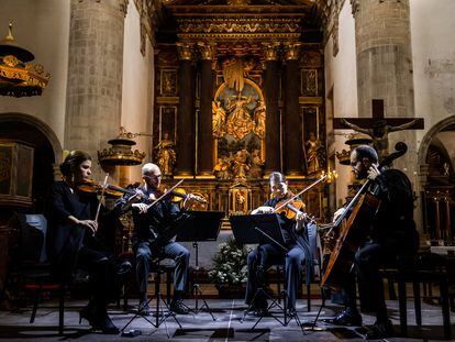 Actuación del Cuarteto Cosmos en la iglesia  de Vilanova de Lourenzá (Lugo), este sábado en la celebración del Festival Bal y Gay, que se celebra en A Mariña de Lugo.